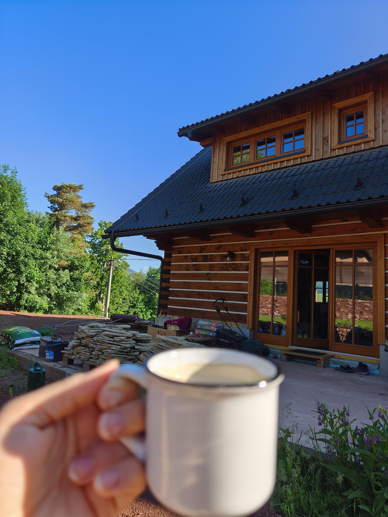 Pohled na roubenku a okolní krajinu